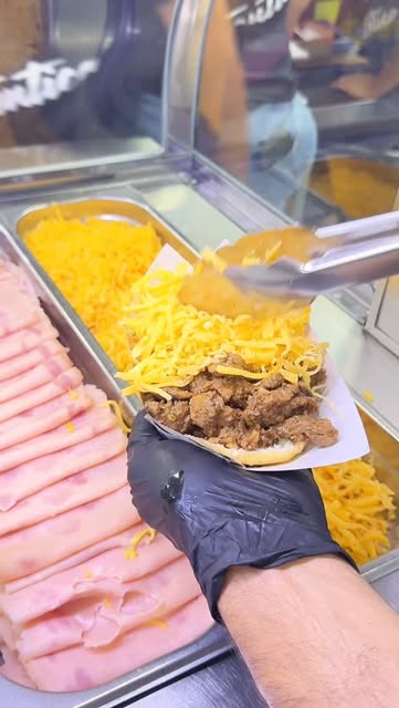 Arepa con carne y queso amarillo