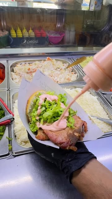 Arepa rellena con carne y vegetales