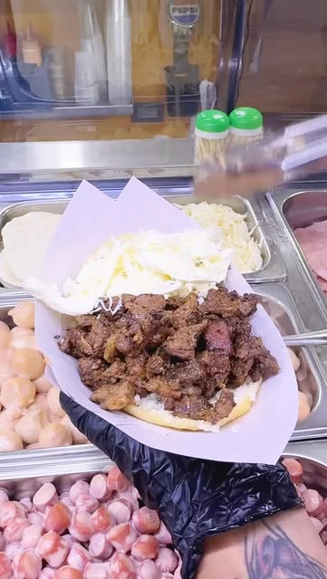Arepa con carne y queso preparada en Arepera La Auténtica