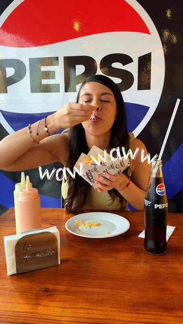 Cliente disfrutando una arepa en el local